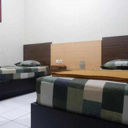 Hotel Taman Indah Madiun Bagian luar foto