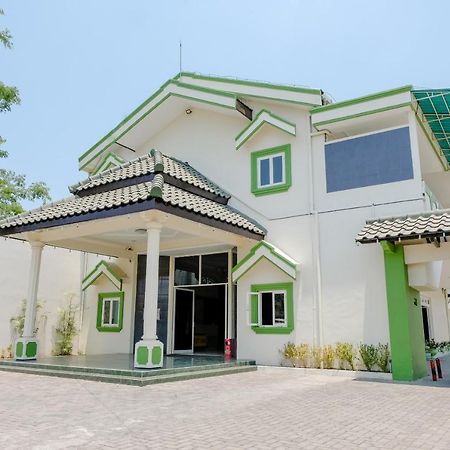 Hotel Taman Indah Madiun Bagian luar foto