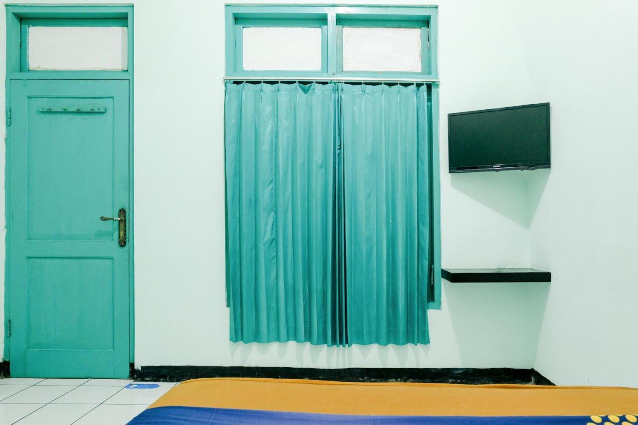 Hotel Taman Indah Madiun Bagian luar foto