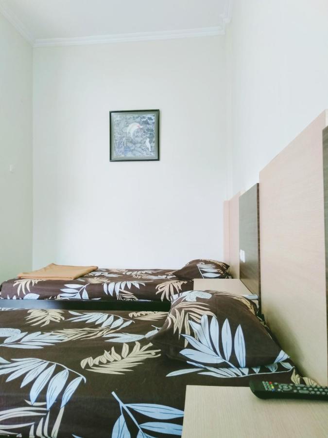 Hotel Taman Indah Madiun Bagian luar foto