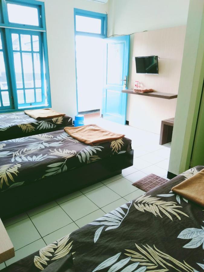 Hotel Taman Indah Madiun Bagian luar foto