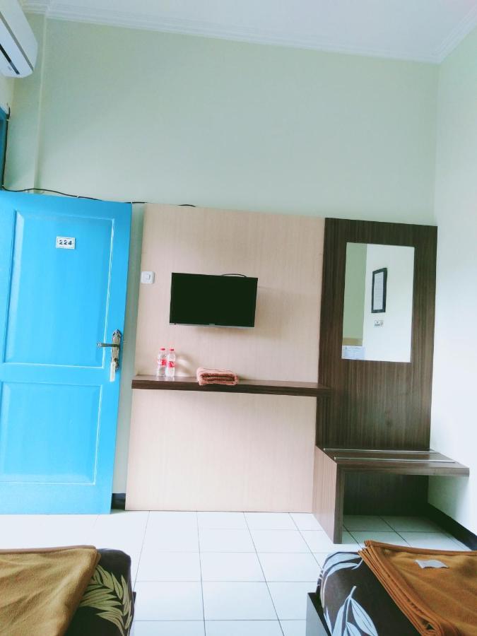 Hotel Taman Indah Madiun Bagian luar foto