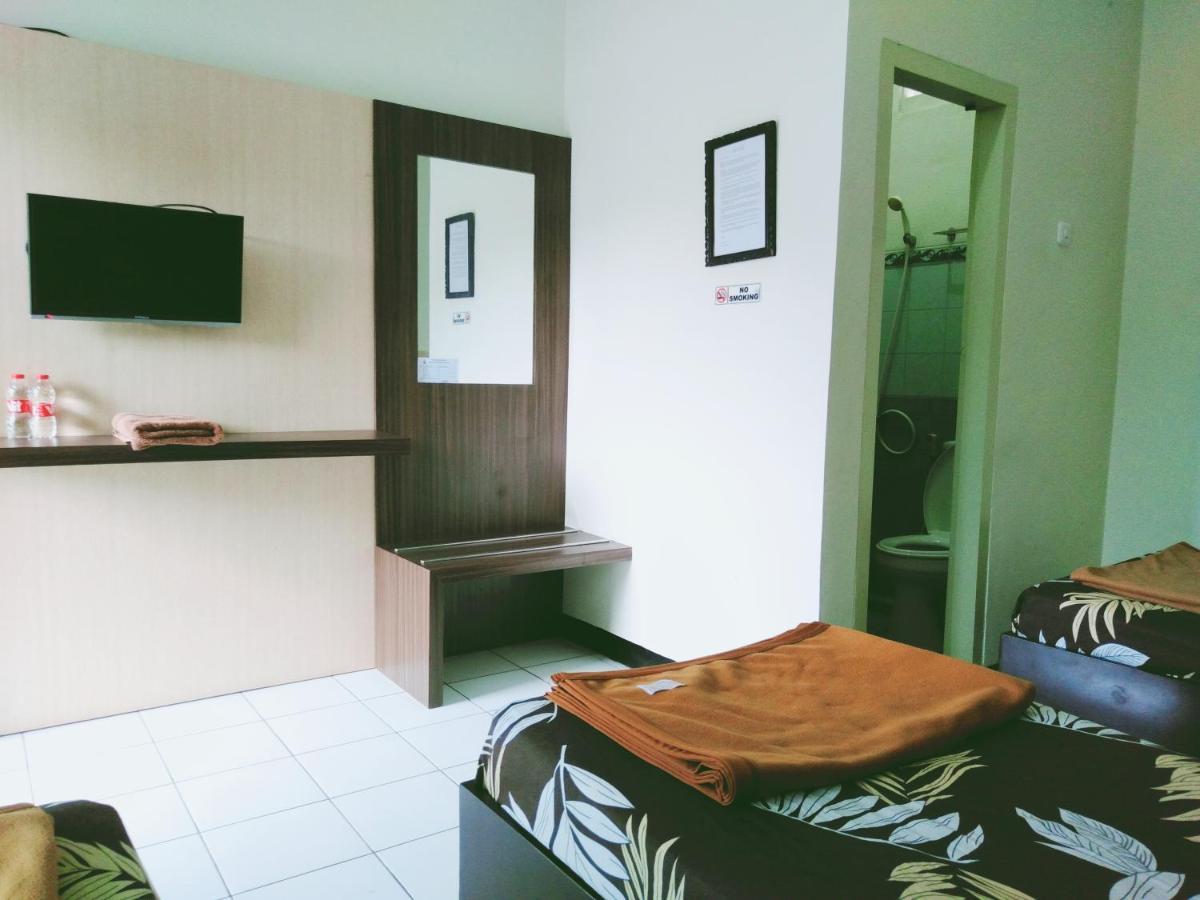 Hotel Taman Indah Madiun Bagian luar foto