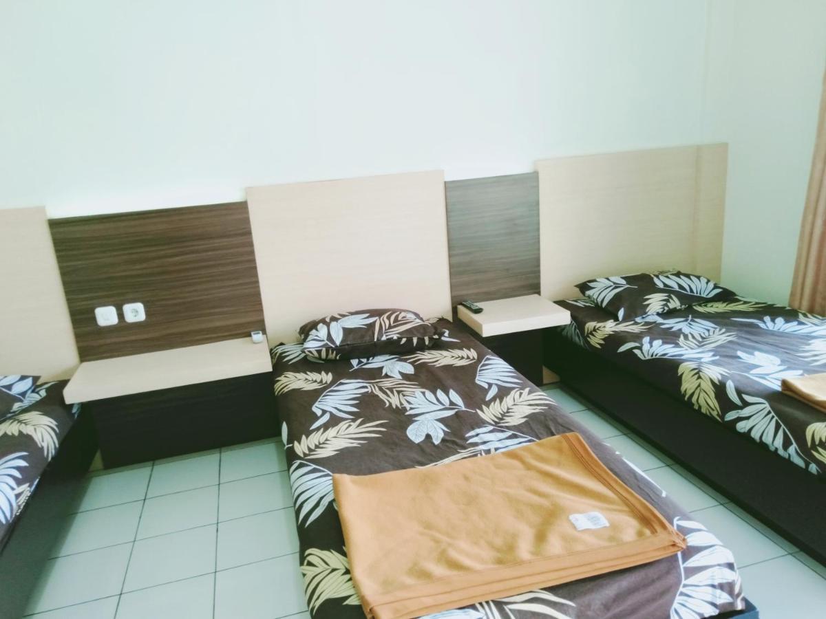 Hotel Taman Indah Madiun Bagian luar foto