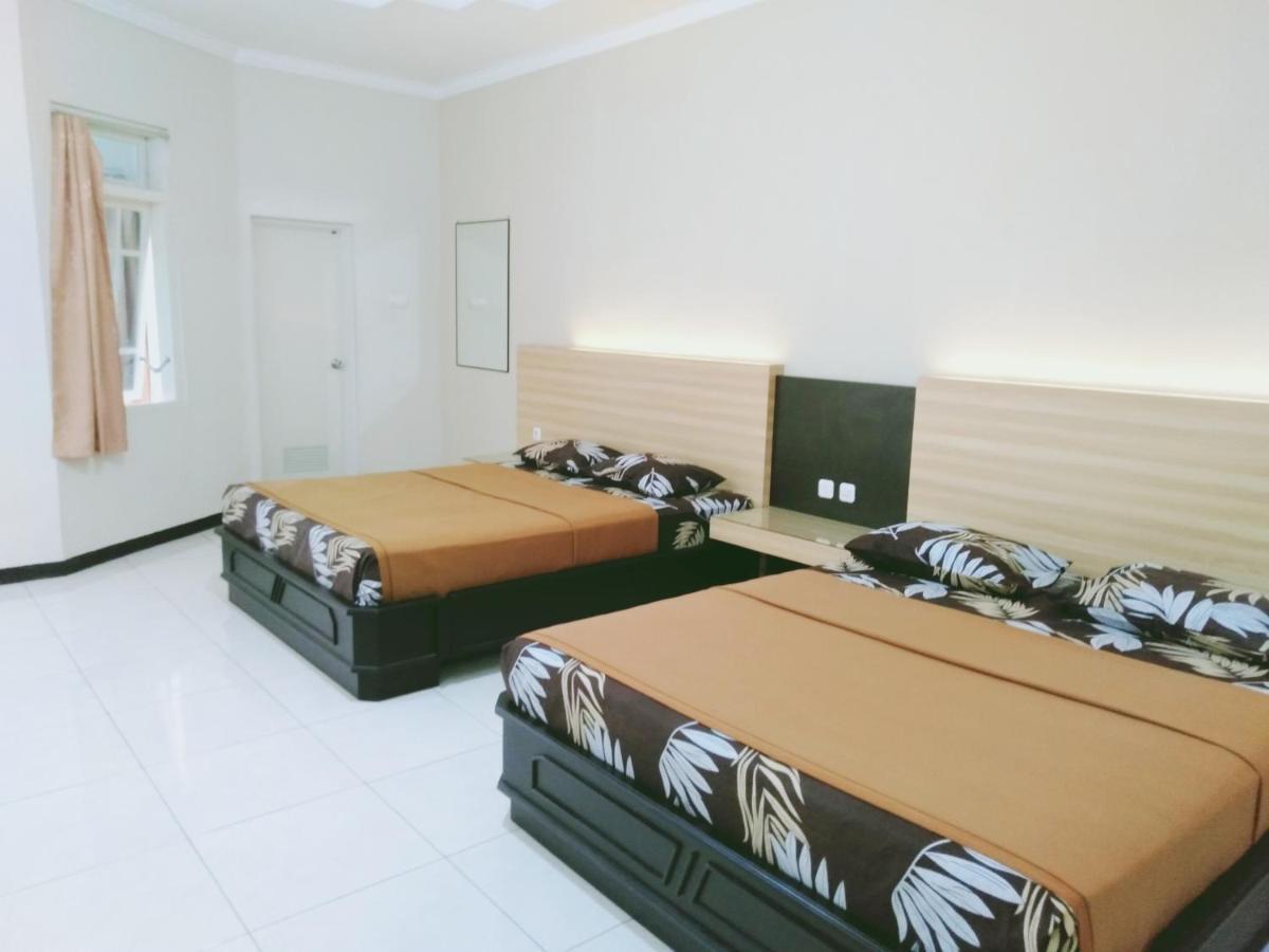 Hotel Taman Indah Madiun Bagian luar foto