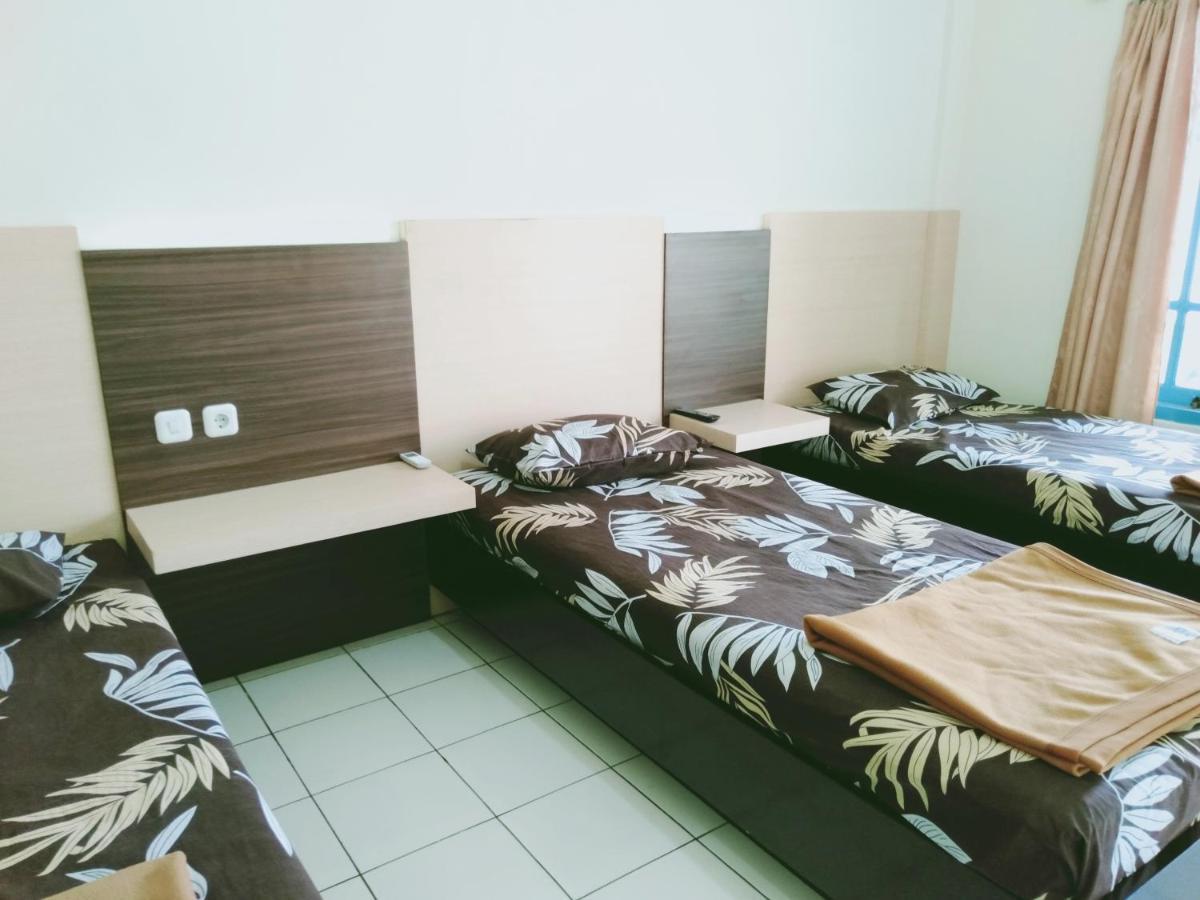 Hotel Taman Indah Madiun Bagian luar foto