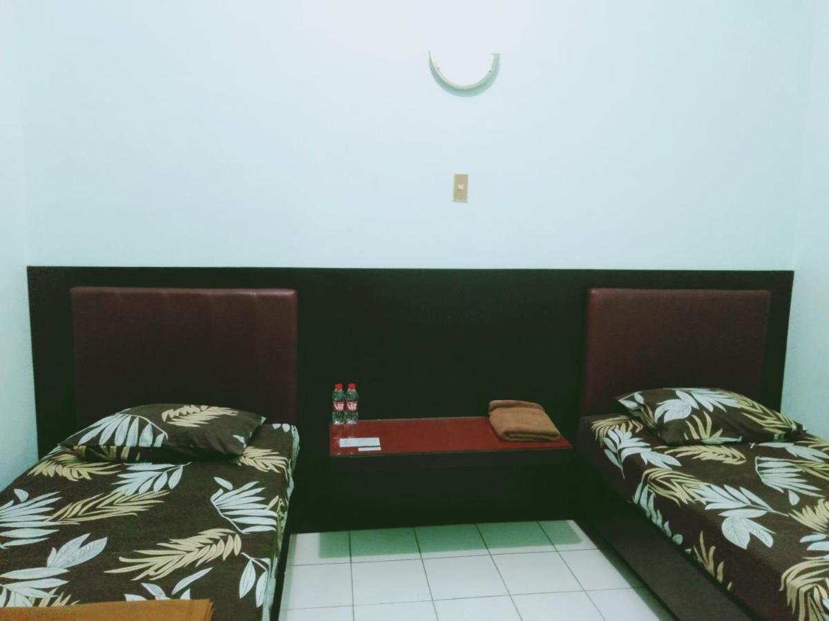 Hotel Taman Indah Madiun Bagian luar foto