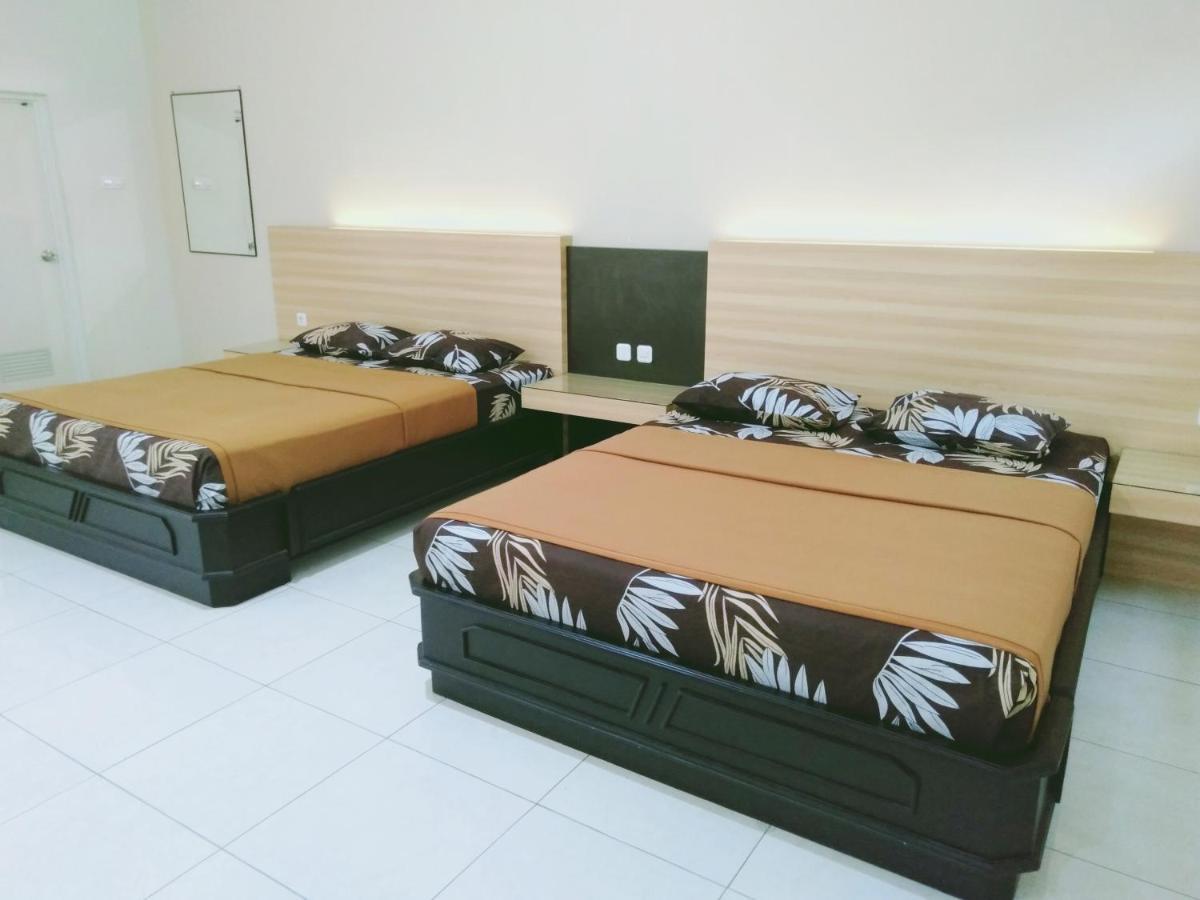 Hotel Taman Indah Madiun Bagian luar foto