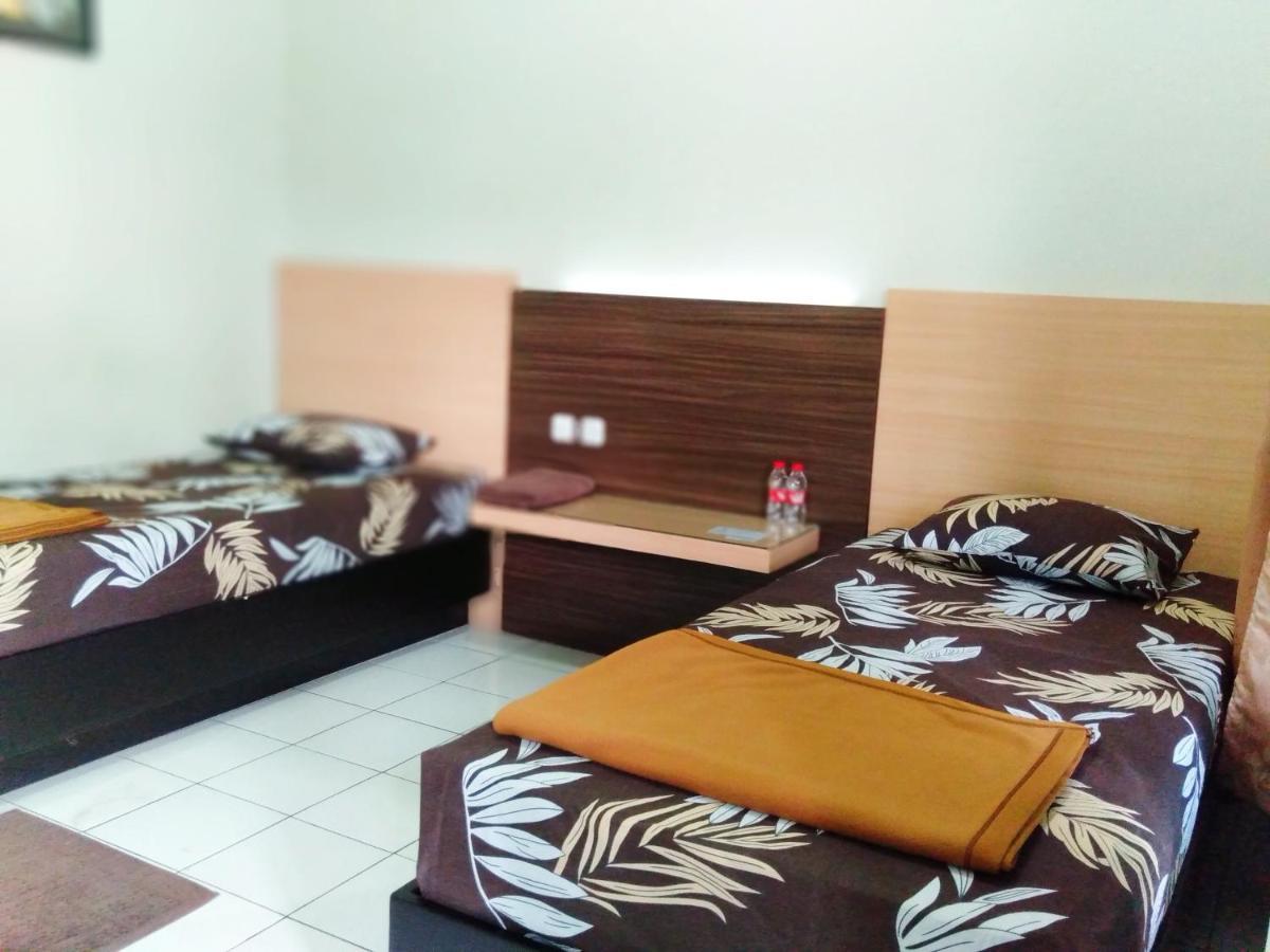 Hotel Taman Indah Madiun Bagian luar foto