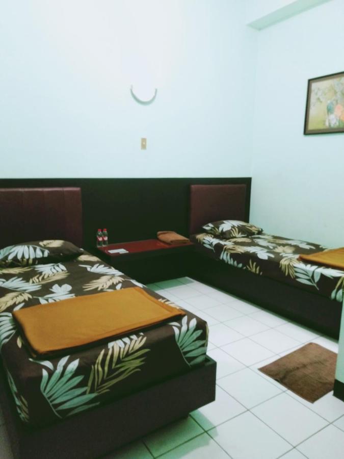 Hotel Taman Indah Madiun Bagian luar foto