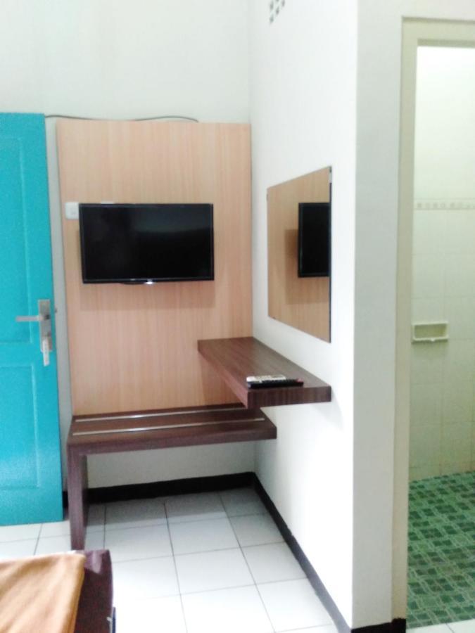 Hotel Taman Indah Madiun Bagian luar foto