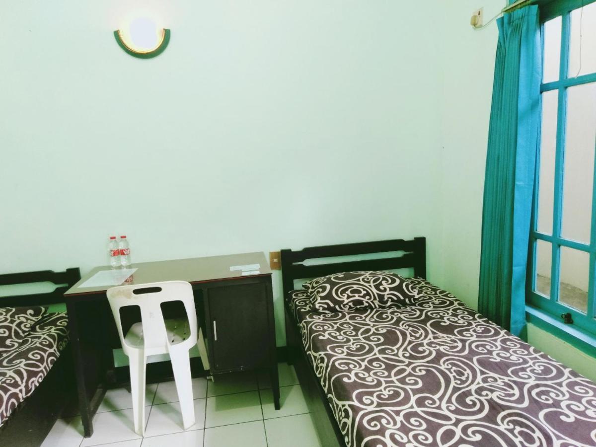 Hotel Taman Indah Madiun Bagian luar foto
