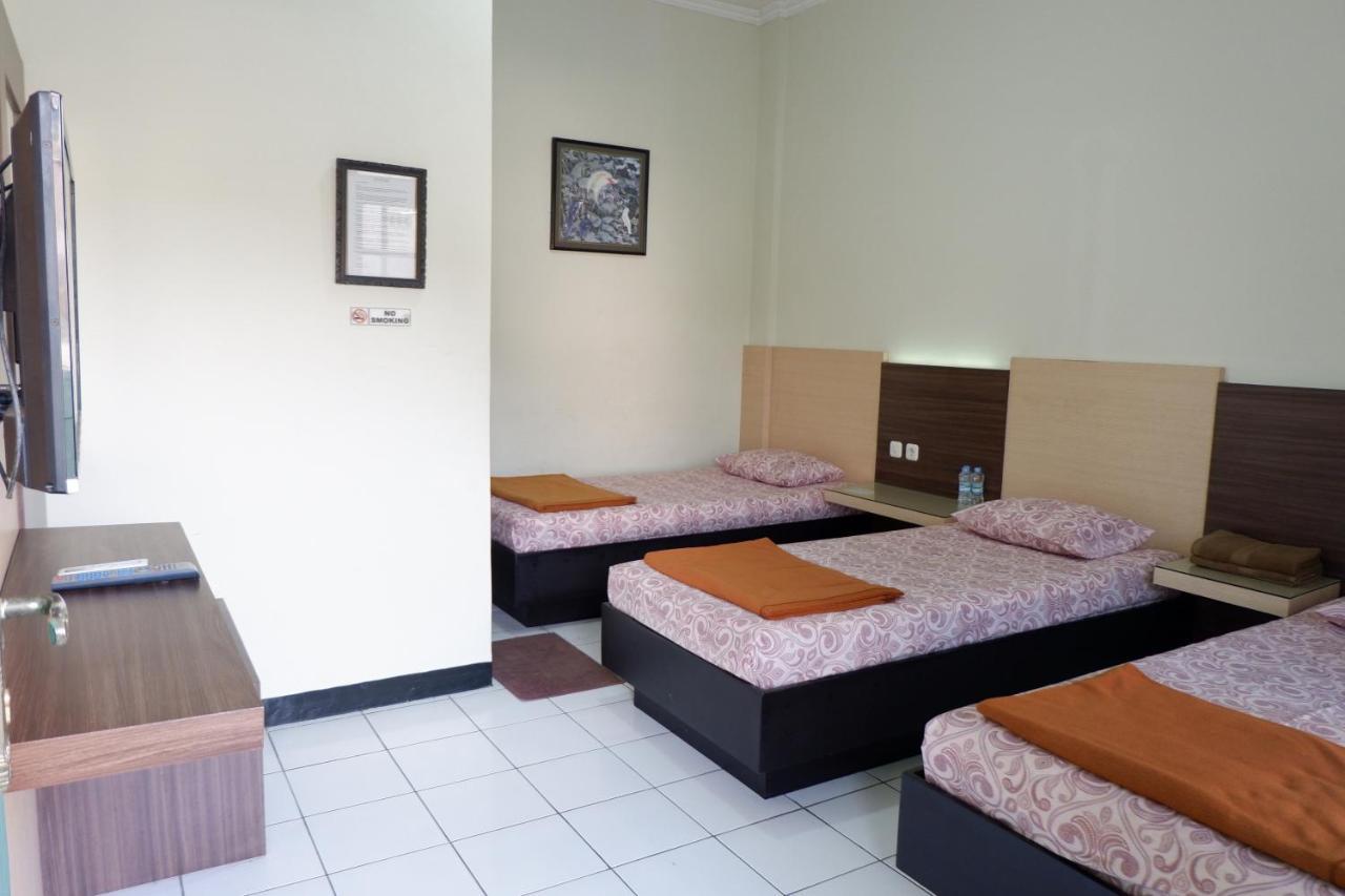 Hotel Taman Indah Madiun Bagian luar foto