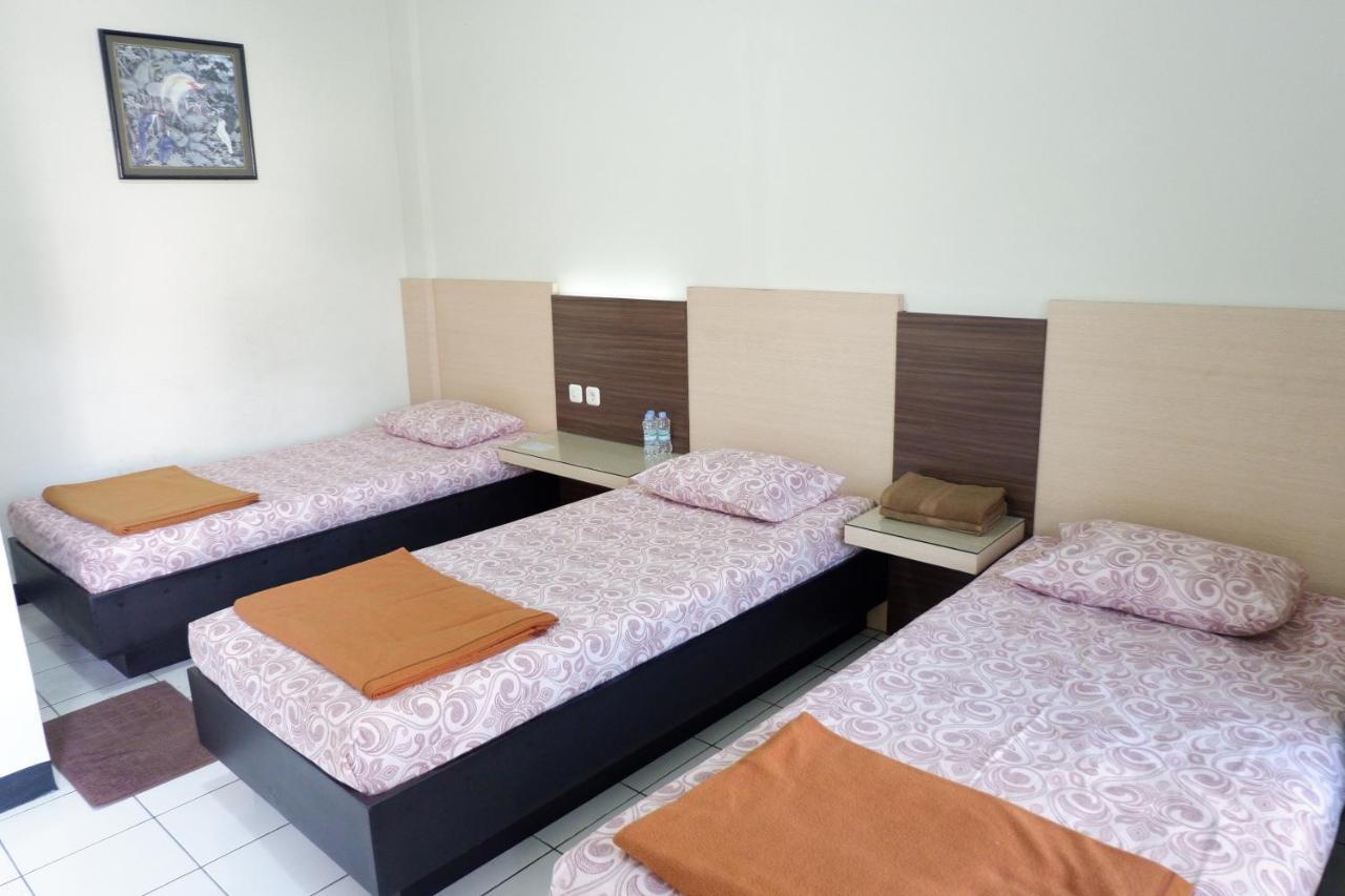 Hotel Taman Indah Madiun Bagian luar foto