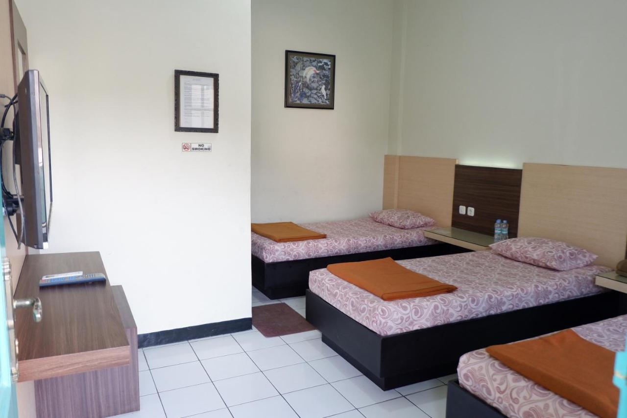 Hotel Taman Indah Madiun Bagian luar foto