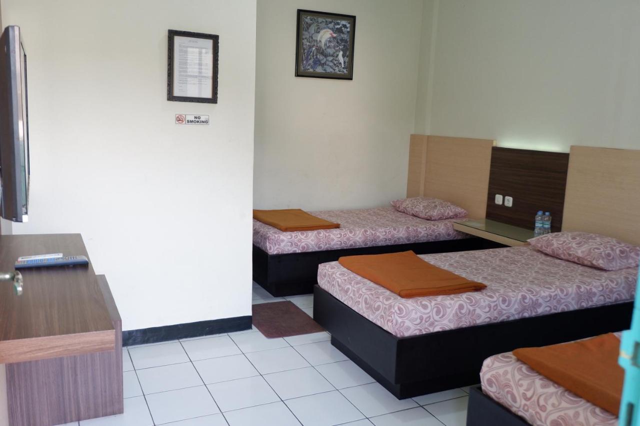 Hotel Taman Indah Madiun Bagian luar foto