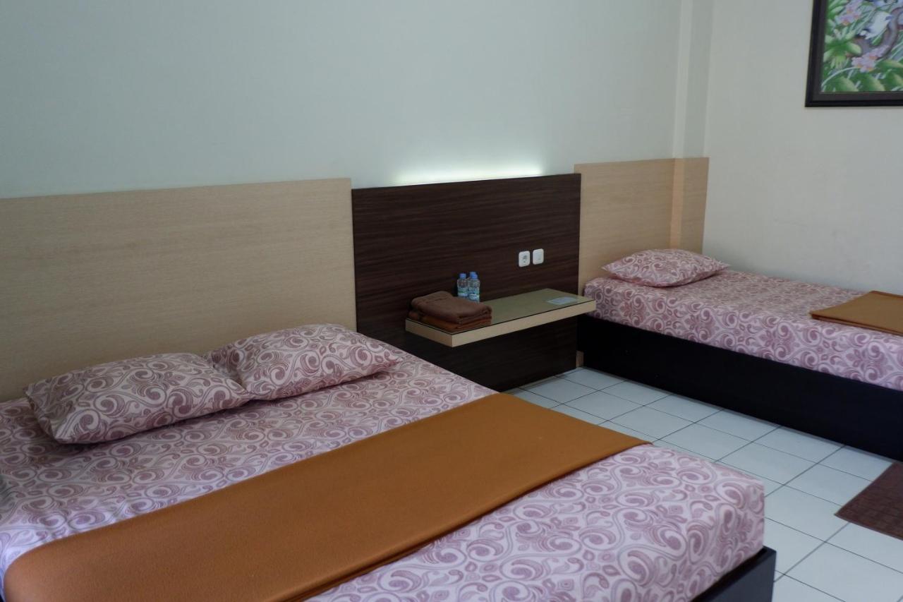 Hotel Taman Indah Madiun Bagian luar foto