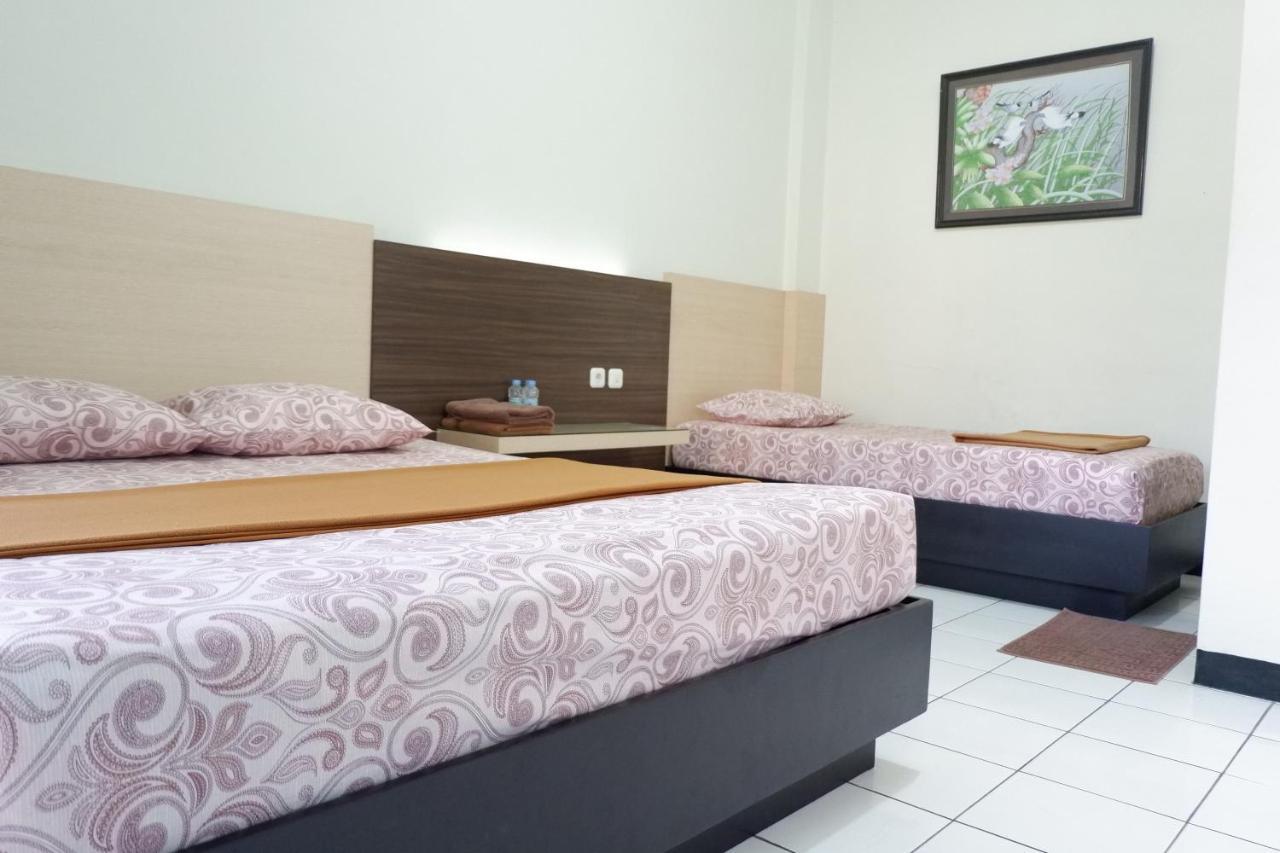 Hotel Taman Indah Madiun Bagian luar foto