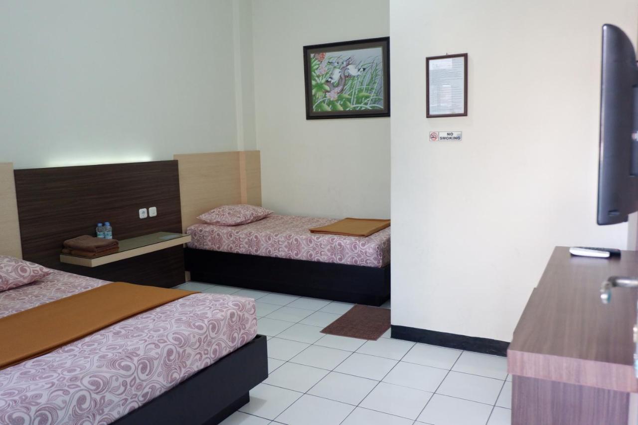 Hotel Taman Indah Madiun Bagian luar foto