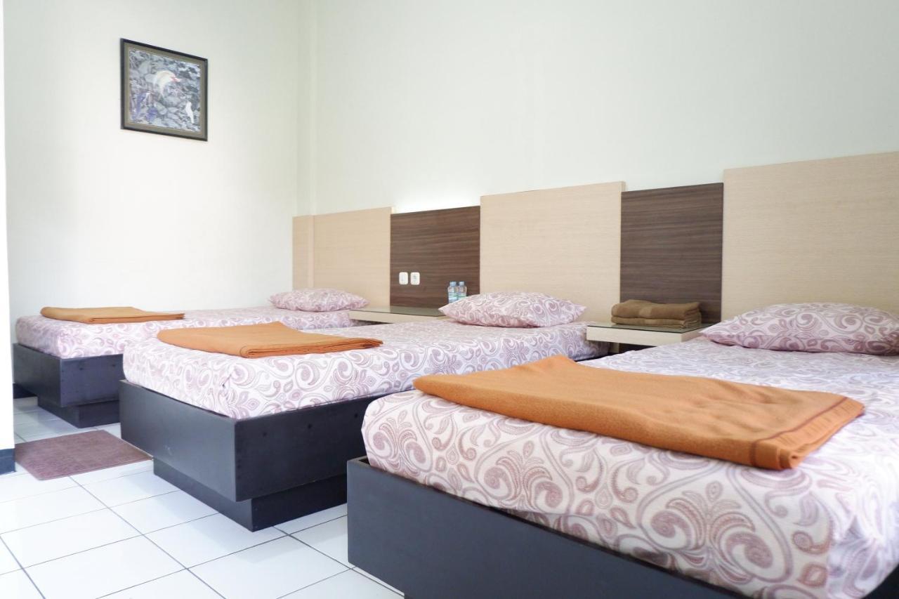 Hotel Taman Indah Madiun Bagian luar foto