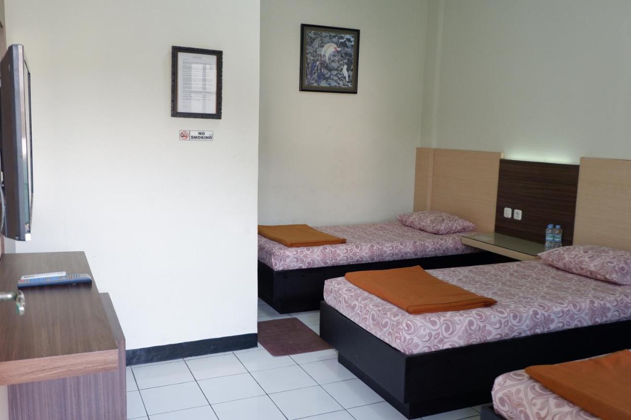 Hotel Taman Indah Madiun Bagian luar foto