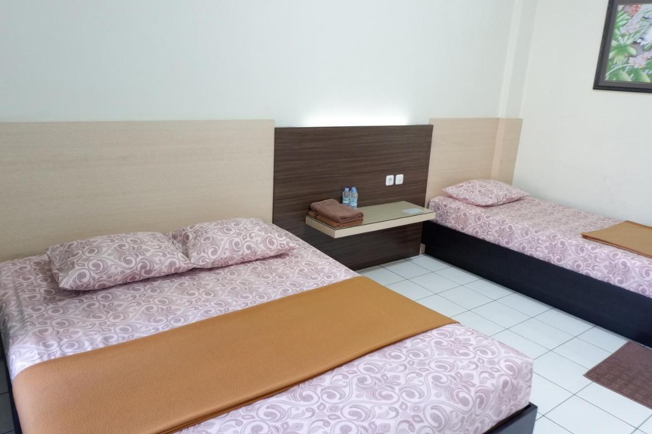 Hotel Taman Indah Madiun Bagian luar foto