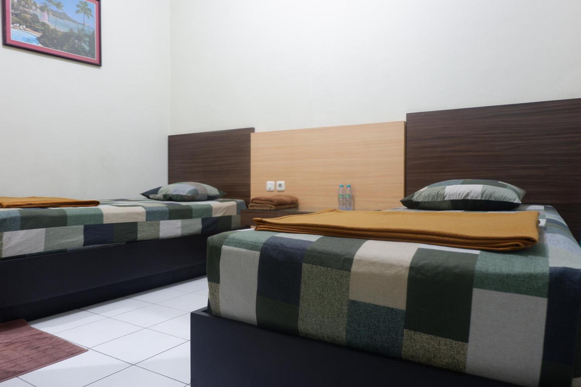 Hotel Taman Indah Madiun Bagian luar foto