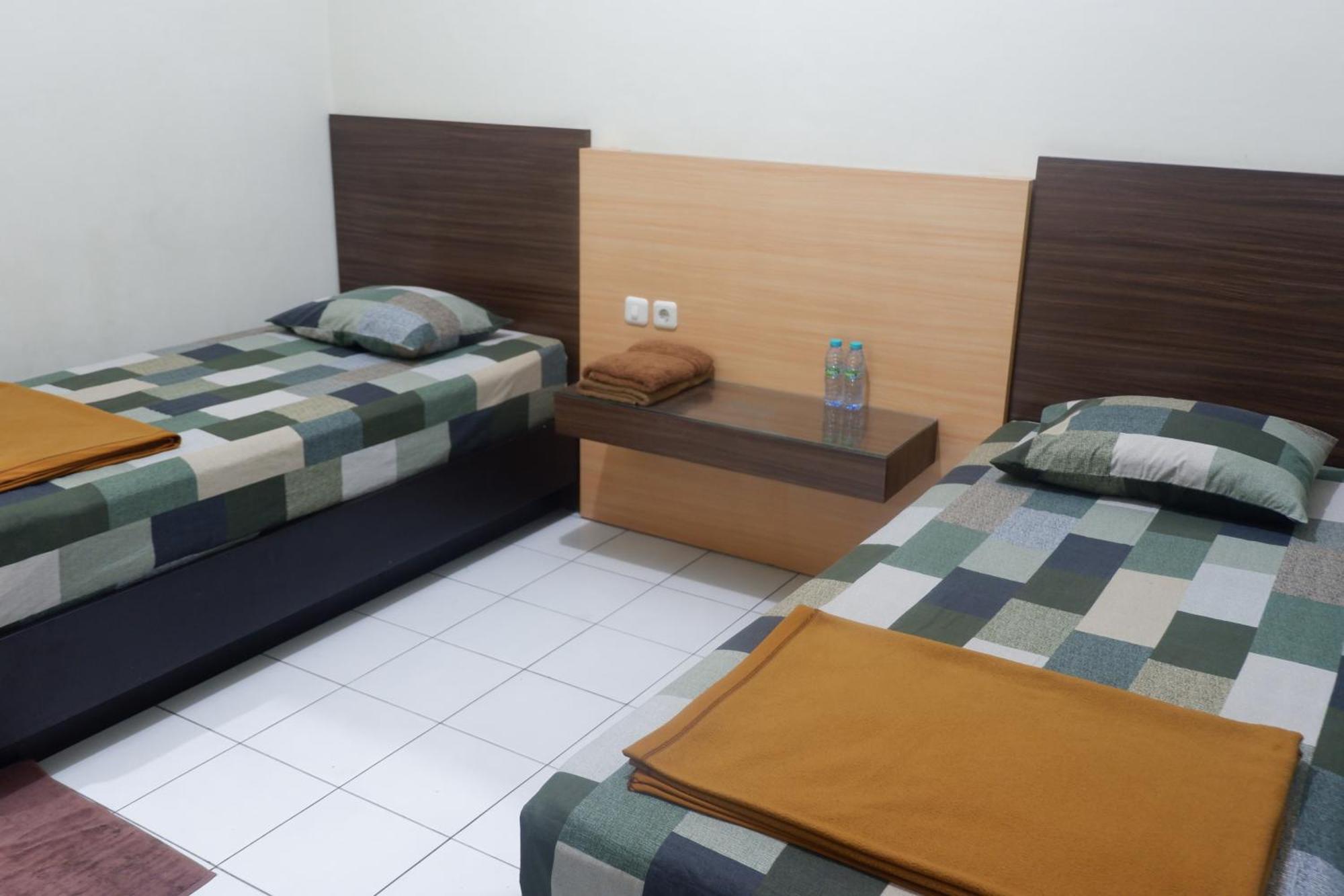 Hotel Taman Indah Madiun Bagian luar foto