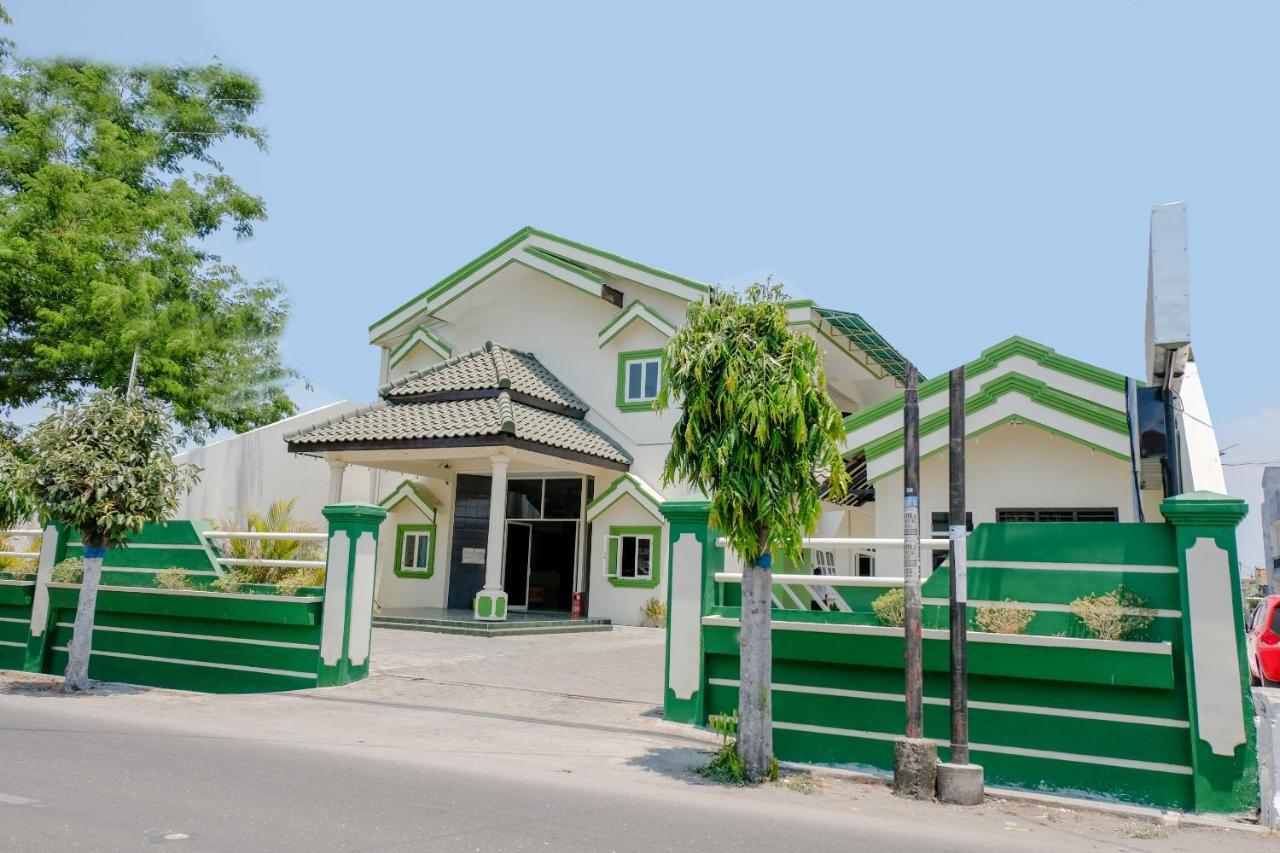 Hotel Taman Indah Madiun Bagian luar foto