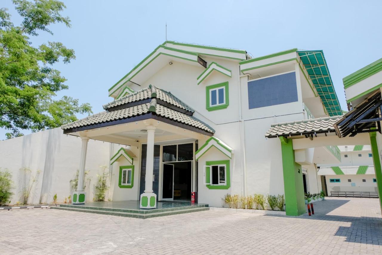 Hotel Taman Indah Madiun Bagian luar foto