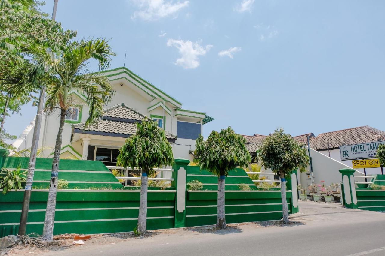 Hotel Taman Indah Madiun Bagian luar foto