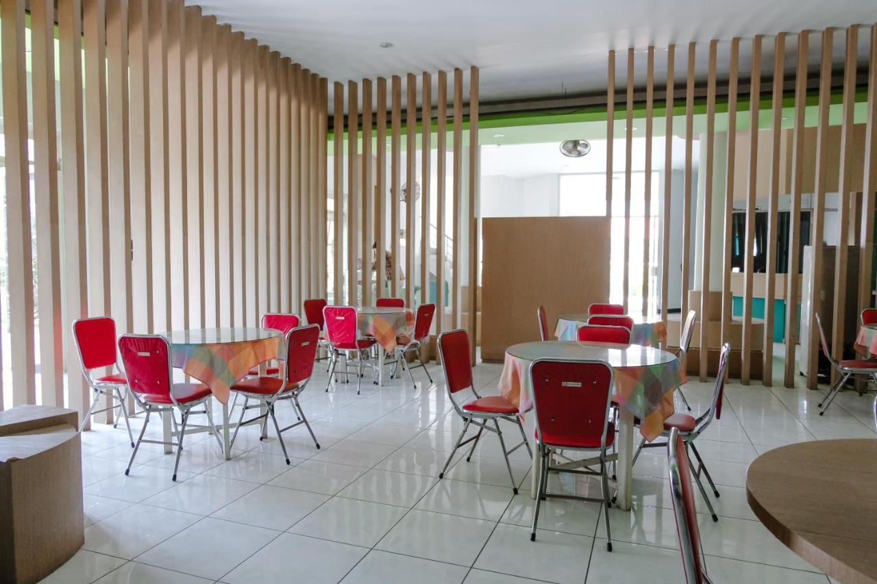 Hotel Taman Indah Madiun Bagian luar foto